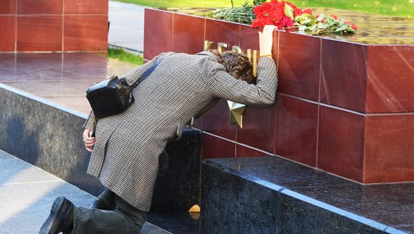 Цветы на памятнике городу-герою Керчи в Александровском саду в Москве в знак траура по погибшим при взрыве в колледже в Керчи. 17 октября 2018