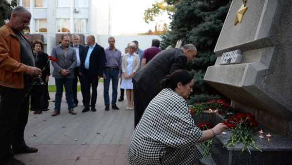 Севастопольцы несут цветы к монументу городу-герою Керчь. 17 октября 2018