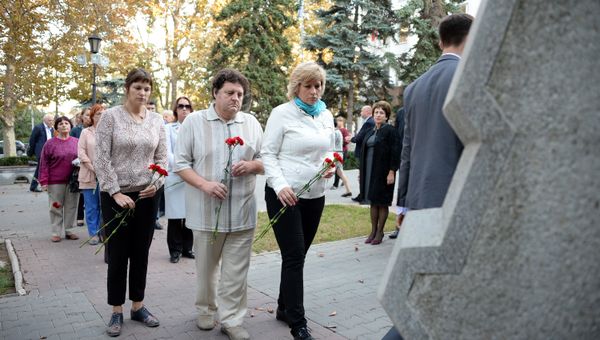 Севастопольцы несут цветы к монументу городу-герою Керчь. 17 октября 2018