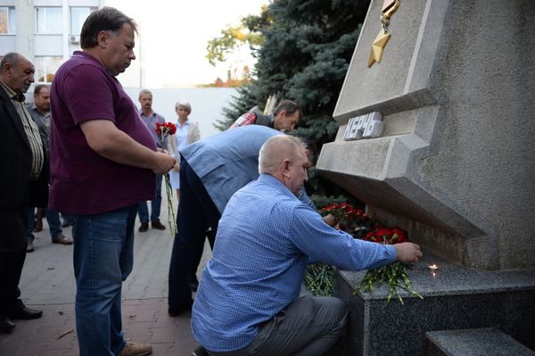 Севастопольцы несут цветы к монументу городу-герою Керчь. 17 октября 2018