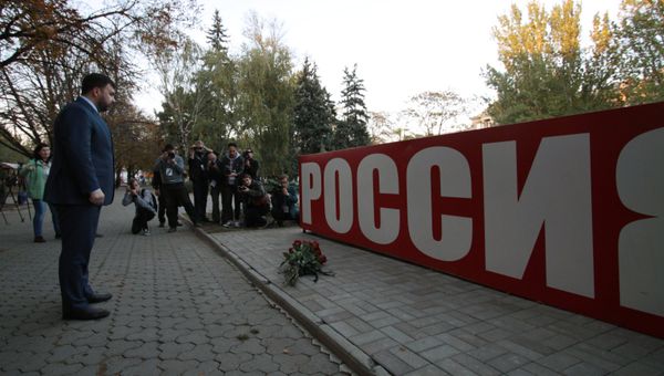 Акция в Донецке в память о погибших при нападении на колледж в Керчи