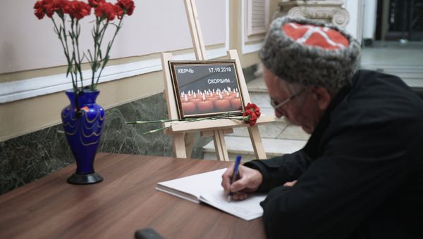 Цветы в память о погибших при нападении на колледж в Керчи