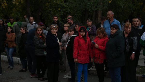 Люди на месте трагедии в Керченском политехническом колледже. 17 октября 2018