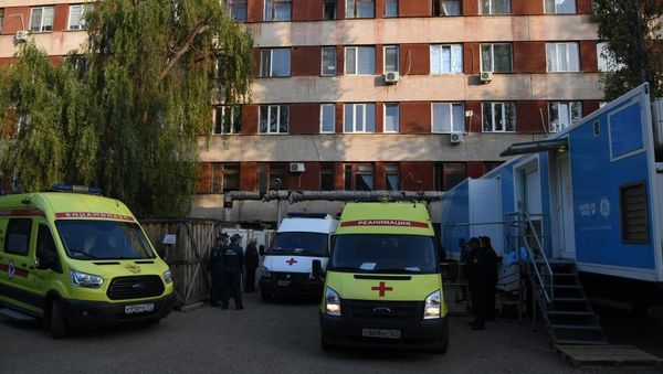 Эвакуация пострадавших при нападении на Керченский колледж