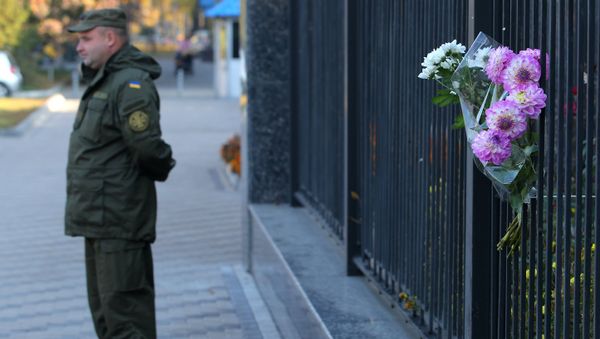 Цветы в Киеве в память о жертвах трагедии в Керчи