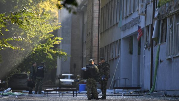 Сотрудники правоохранительных органов у здания Керченского политехнического колледжа, в котором произошли взрыв и стрельба
