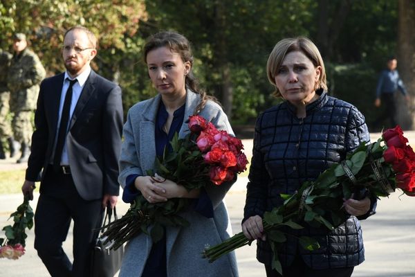 Детский омбудсмен России Анна Кузнецова и уполномоченный по правам ребенка в РК Ирина Клюева у Керченского политехнического колледжа, 18.10.2018 г.
