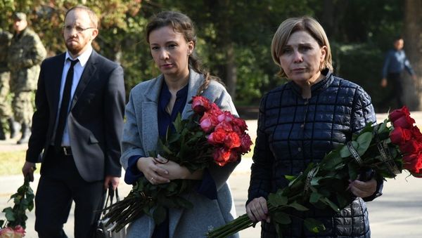 Детский омбудсмен России Анна Кузнецова и уполномоченный по правам ребенка в РК Ирина Клюева у Керченского политехнического колледжа, 18.10.2018 г.