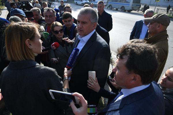 Глава Крыма Сергей Аксенов у Керченского политехнического колледжа, 18.10.2018 г.