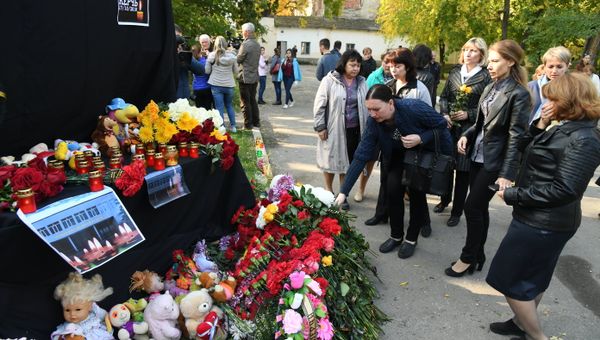 Керчане несут цветы к политехническому колледжу, 18.10.2018 г.