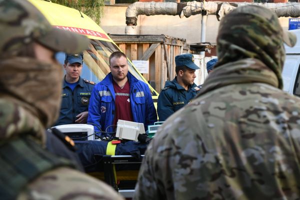 Пострадавшего при нападении на Керченский политехнический колледж эвакуируют из Керченской больницы № 1 имени Н. И. Пирогова