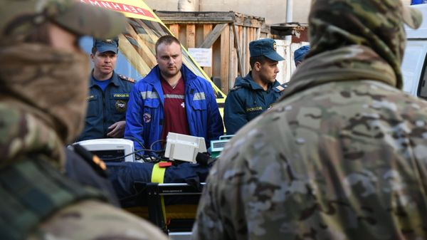 Пострадавшего при нападении на Керченский политехнический колледж эвакуируют из Керченской больницы № 1 имени Н. И. Пирогова