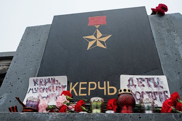Цветы и свечи в память о погибших при нападении на колледж в Керчи у памятной плиты города-героя Керчь мемориального комплекса «Защитникам Советского Заполярья в годы Великой Отечественной войны» в Мурманске