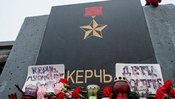 Цветы и свечи в память о погибших при нападении на колледж в Керчи у памятной плиты города-героя Керчь мемориального комплекса «Защитникам Советского Заполярья в годы Великой Отечественной войны» в Мурманске