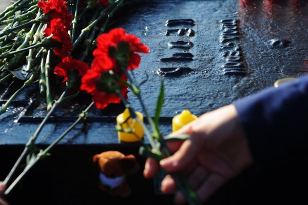 Цветы и свечи в память о погибших при нападении на колледж в Керчи на монументе города-героя Керчь мемориального комплекса «Вечный огонь» на Соборной площади Тамбова