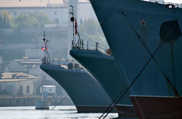 В Крыму объявили трехдневный траур в связи с трагедией в Керчи