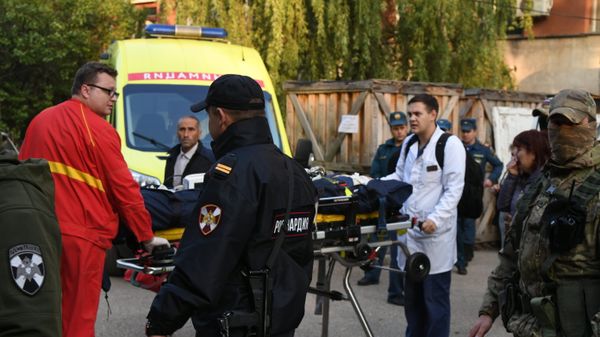 Эвакуация пострадавших при трагедии в Керченском политехническом колледже. 18 октября 2018