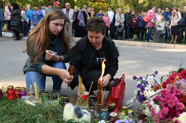 Люди у народного мемориала рядом с Керченским политехническим колледжем, в котором произошли взрыв и стрельба