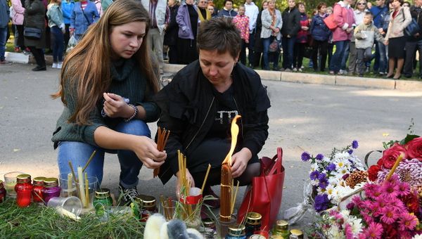 Люди у народного мемориала рядом с Керченским политехническим колледжем, в котором произошли взрыв и стрельба