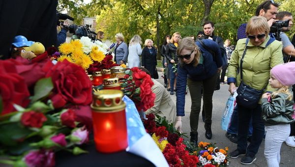 Люди у народного мемориала рядом с Керченским политехническим колледжем, в котором произошли взрыв и стрельба