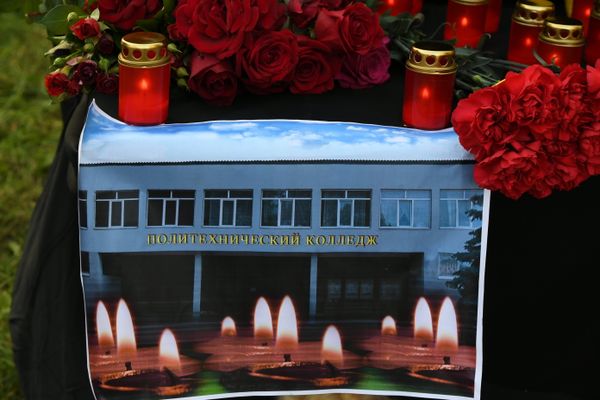 Цветы у народного мемориала рядом с Керченским политехническим колледжем, в котором произошли взрыв и стрельба
