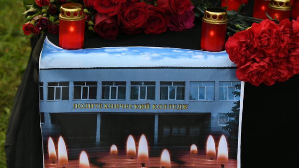 Цветы у народного мемориала рядом с Керченским политехническим колледжем, в котором произошли взрыв и стрельба