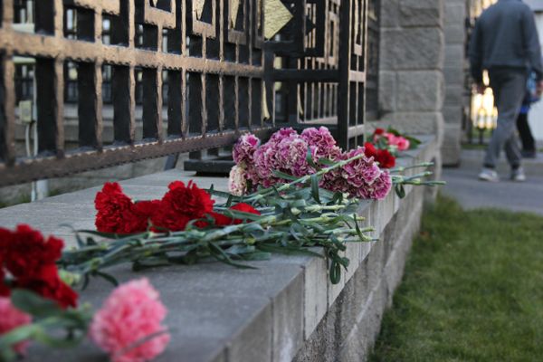 Цветы возле посольства РФ в Минске, которые несут люди в память о жертвах трагедии в Керчи