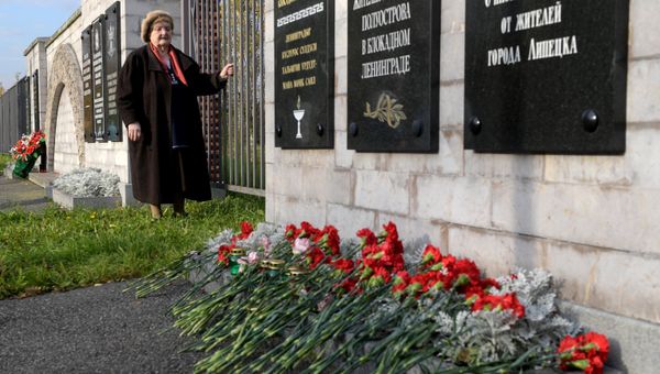 Цветы на Пискаревском мемориальном кладбище у доски памяти жителей Крымского полуострова в блокадном Ленинграде, принесенные жителями Санкт-Петербурга в память о погибших при нападении на колледж в Керчи