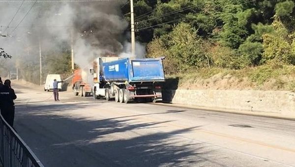 На ялтинской трассе загорелся грузовик На ялтинской трассе загорелся грузовик