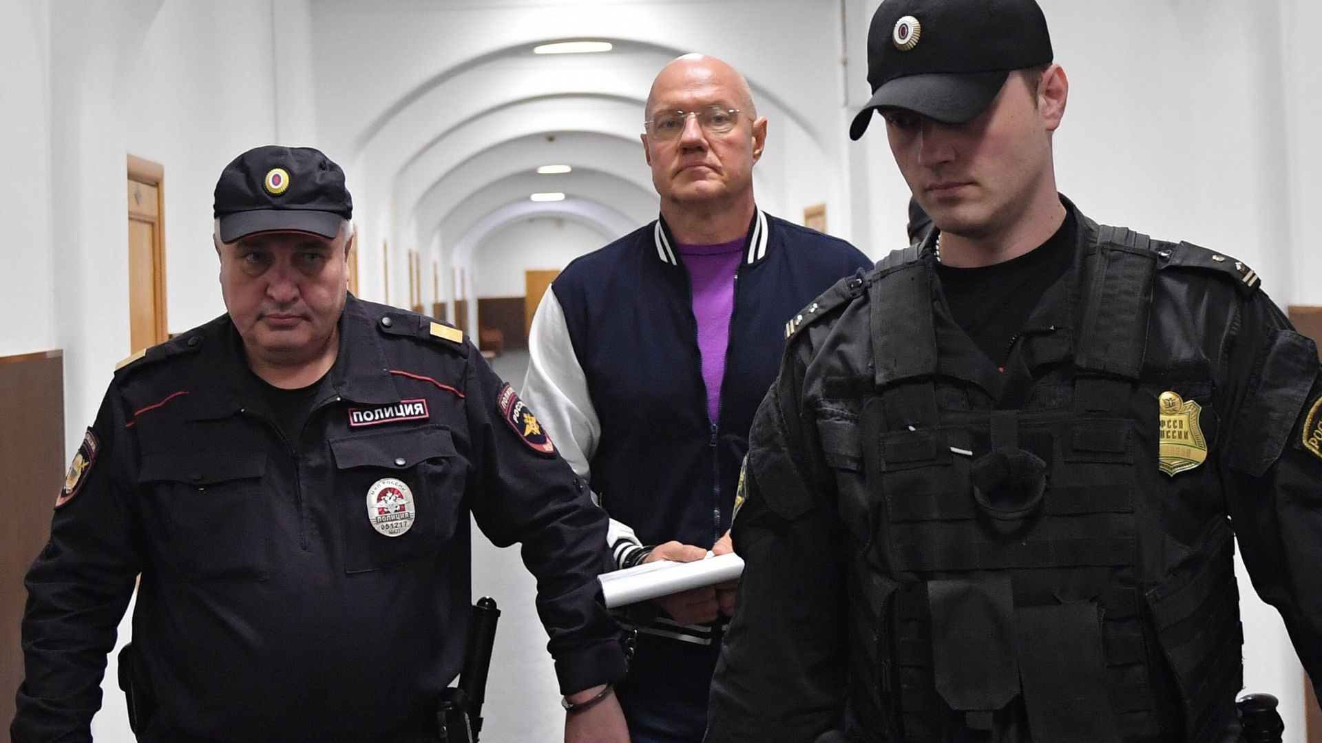 Бывший вице-премьер Крыма Виталий Нахлупин (в центре) перед рассмотрением ходатайства следствия об его аресте в Басманном суде Москвы - РИА Новости, 1920, 11.12.2020
