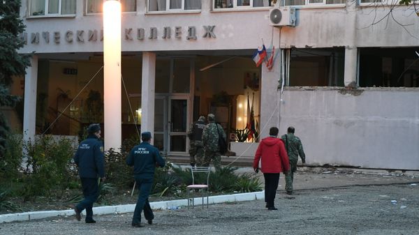 На месте массового убийства людей в Керченском политехническом колледже. 18 октября 2018 На месте массового убийства людей в Керченском политехническом колледже. 18 октября 2018