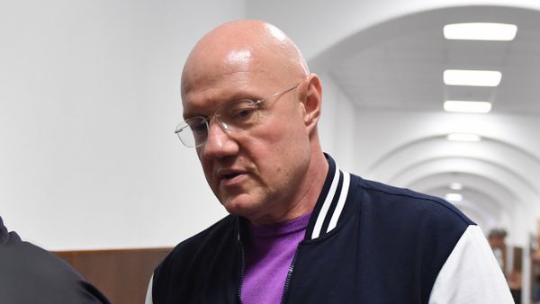 Бывший заместитель председателя Совета министров Республики Крым Виталий Нахлупин (слева) перед рассмотрением ходатайства следствия об его аресте в Басманном суде Москвы. 18 октября 2018 Бывший заместитель председателя Совета министров Республики Крым Виталий Нахлупин (слева) перед рассмотрением ходатайства следствия об его аресте в Басманном суде Москвы. 18 октября 2018