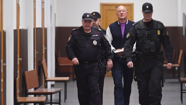 Бывший заместитель председателя Совета министров Республики Крым Виталий Нахлупин (слева) перед рассмотрением ходатайства следствия об его аресте в Басманном суде Москвы. 18 октября 2018