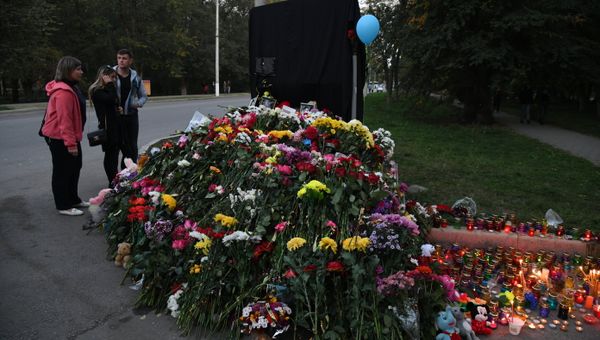 Импровизированный мемориал у Керченского политехнического колледжа. 18 октября 2018