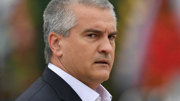 Глава Республики Крым Сергей Аксёнов во время церемонии прощания с погибшими при нападении на Керченский политехнический колледж Глава Республики Крым Сергей Аксёнов во время церемонии прощания с погибшими при нападении на Керченский политехнический колледж