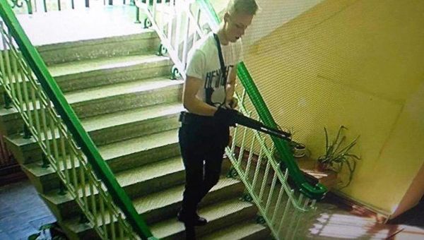 Владислав Росляков на лестнице при нападении на политехнический колледж в Керчи