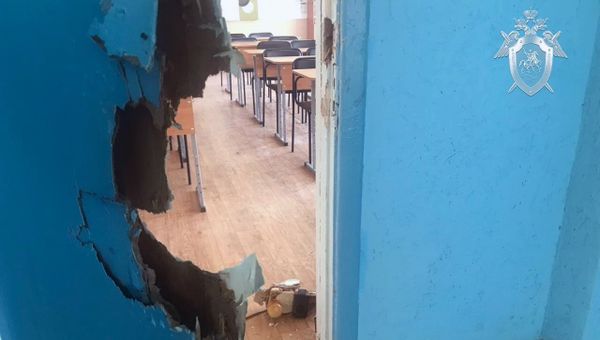 Поврежденная дверь на месте происшествия в керченском колледже Поврежденная дверь на месте происшествия в керченском колледже