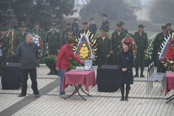 Церемония прощания с погибшими в массовом убийстве людей в Керченском политехническом колледже. На фото: портрет учителя информатики Александра Моисеенко