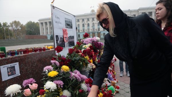 Жители Симферополя несут цветы и свечи к народным мемориалам в память о погибших при нападении на политехнический колледж в Керчи. 19 октября 2018