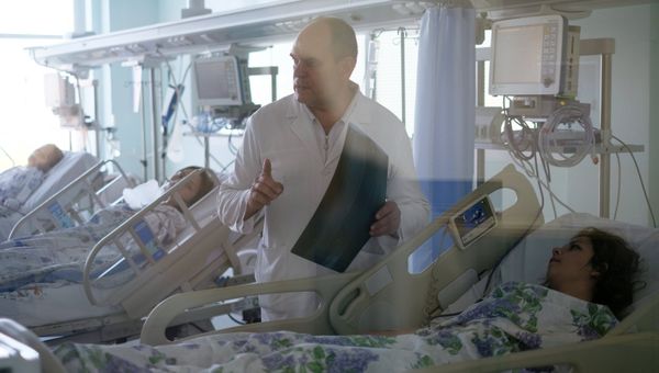 Пострадавших при нападении на колледж в Керчи доставили в больницу Краснодара