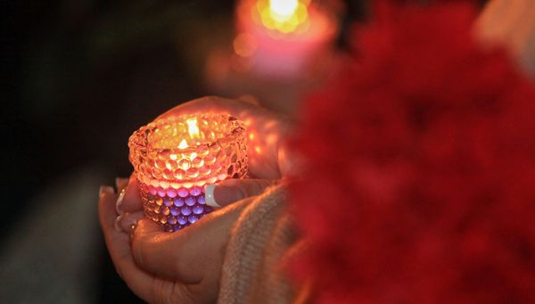 Акция в память о погибших при нападении на керченский колледж у мемориала, посвященного городу-герою Керчи, в Парке победы в Пятигорске Акция в память о погибших при нападении на керченский колледж у мемориала, посвященного городу-герою Керчи, в Парке победы в Пятигорске