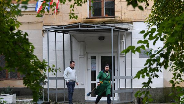 У второго корпуса Керченского политехнического колледжа