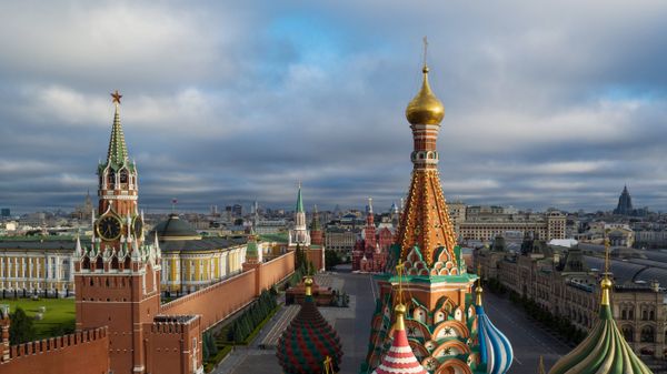 На первом плане купола Храма Василия Блаженного на Красной площади в Москве