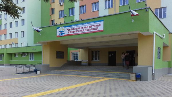 Центральный вход в Республиканскую детскую клиническую больницу