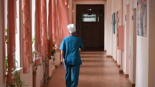 Врач в коридоре Симферопольской клинической больницы скорой медпомощи №6