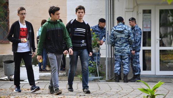Студенты у второго корпуса Керченского политехнического колледжа