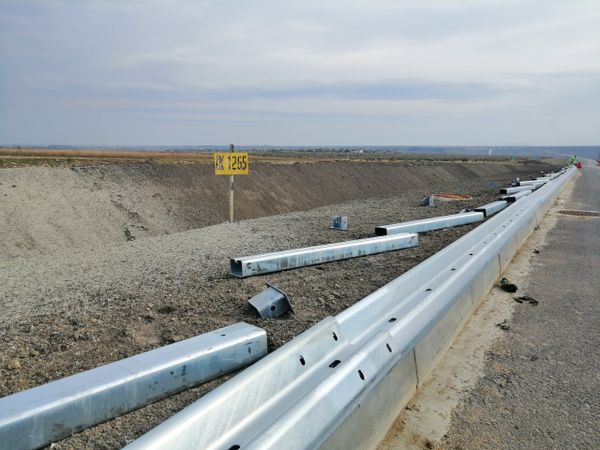 В Кировском районе вдоль Тавриды начали монтаж барьерного ограждения