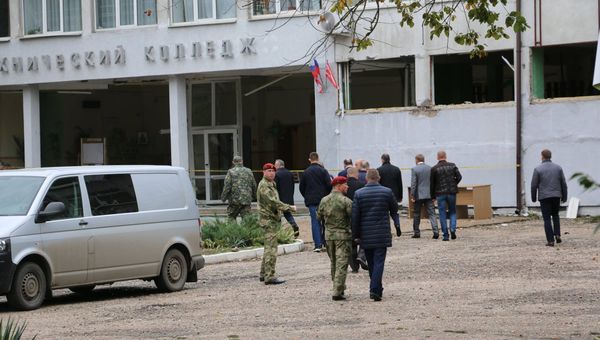 Глава Госсовета Крыма Владимир Константинов, глава администрации Керчи Сергей Бороздин и члены делегации из Краснодарского края посетили политехнический колледж