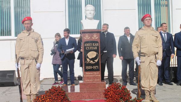 Открытие бюста дважды Герою Советского Союза Амет-Хану Султану в школе в Алупке