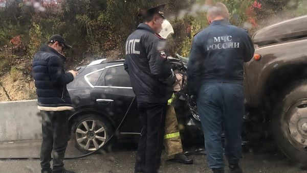 ДТП с участием грузового автомобиля ЗИЛ и легковой машины Infiniti в Симферополе